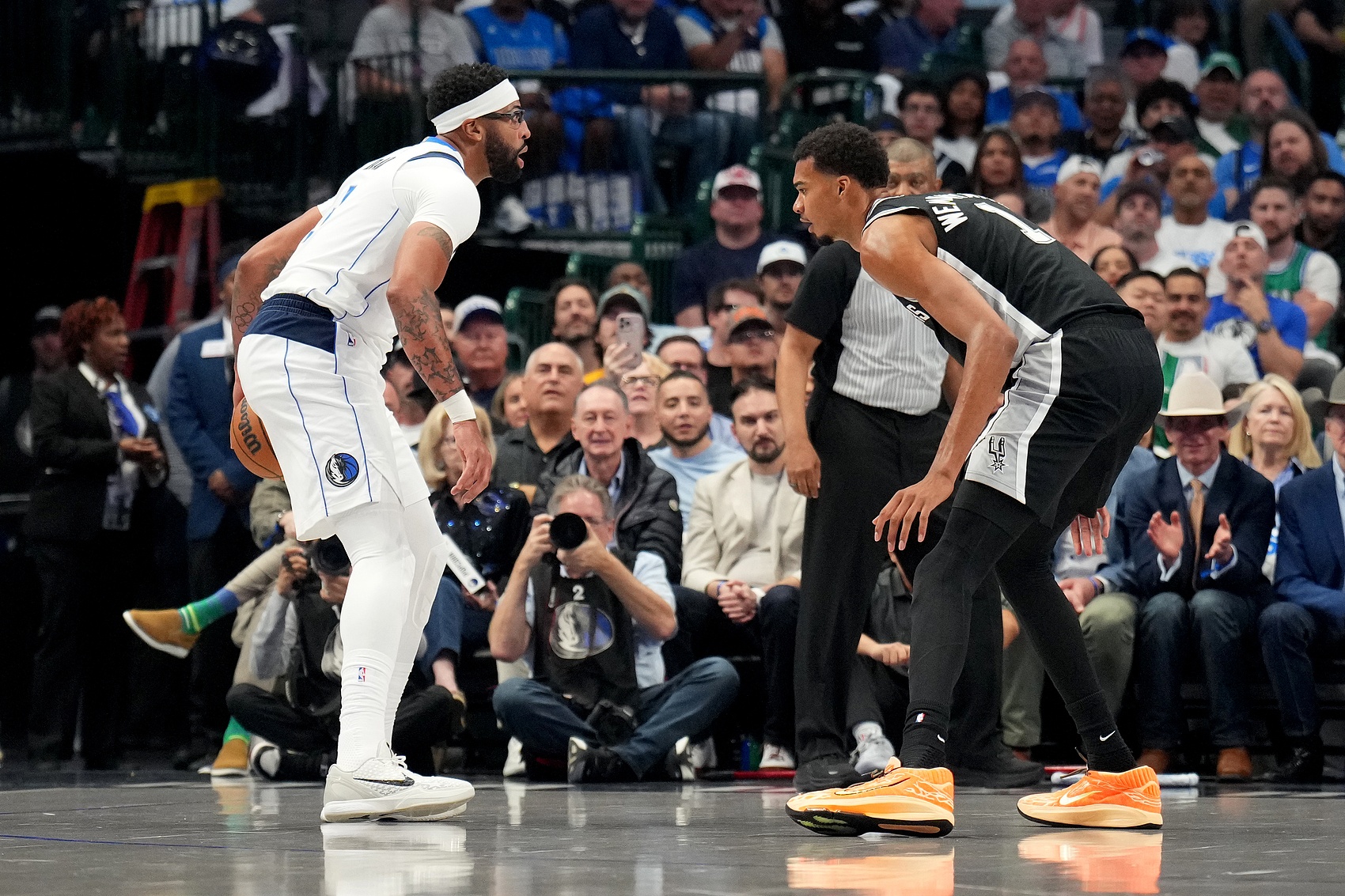 官方登录入口-浓眉和文班生涯第三年数据相近 美媒感慨:联盟本该属于浓眉的