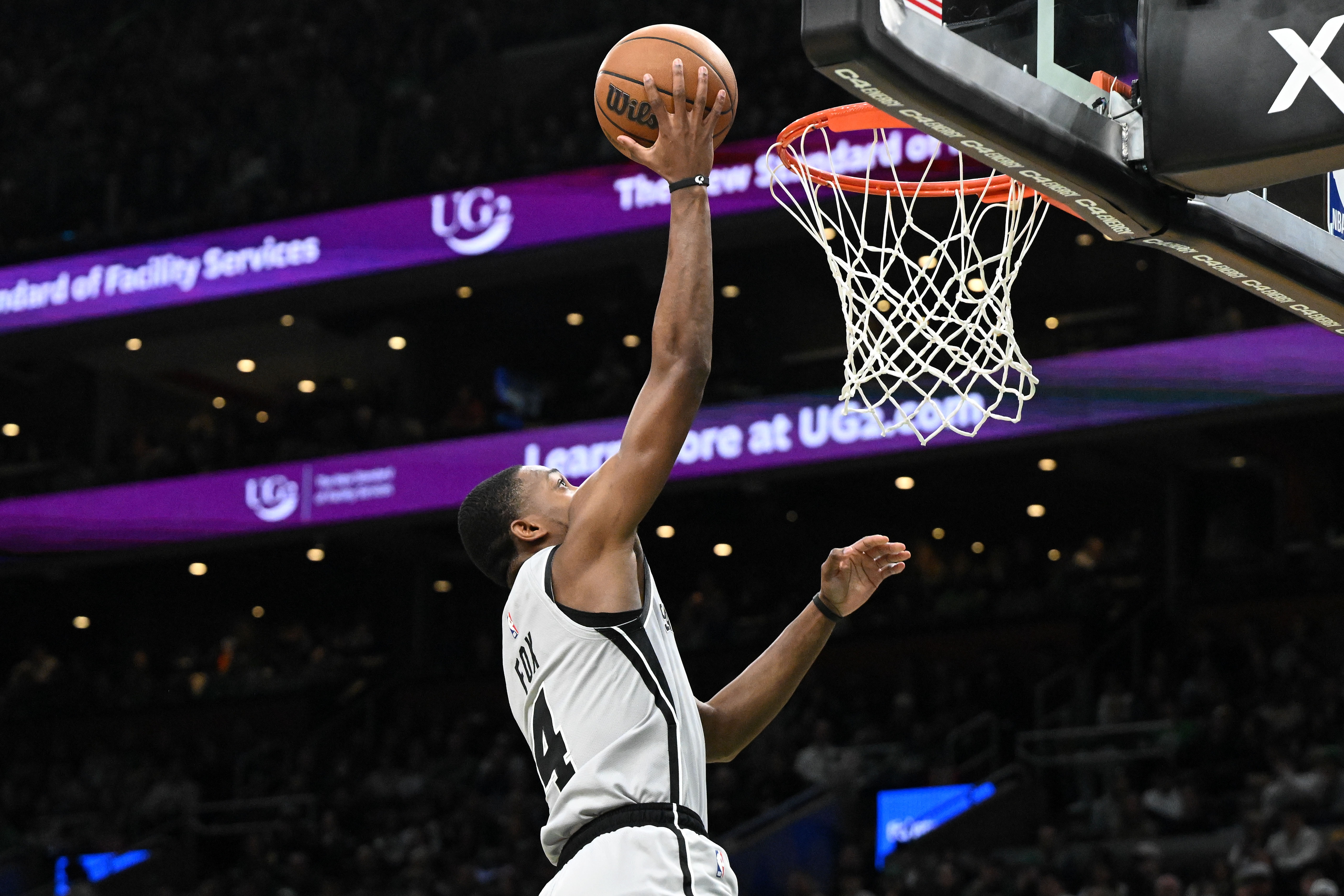 Crown sports-飞狐碎敌！福克斯末节连取12分！全场13中10&amp;6三分砍31分5板5助！