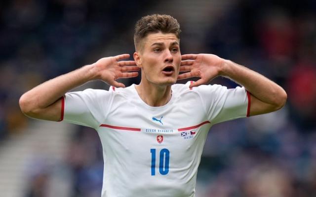 【史话】媲美小贝小罗！希克超远程吊门勾起传世回忆