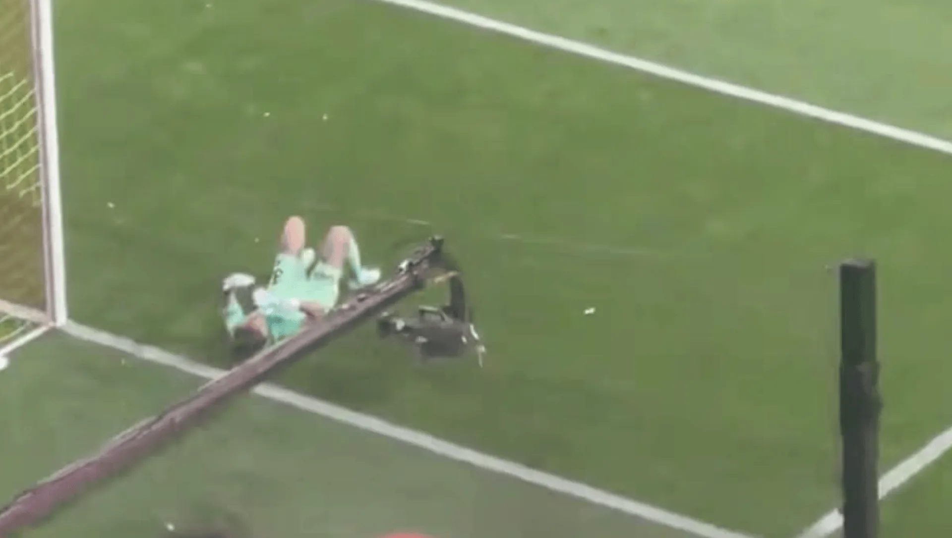 Crown sports-前曼城门将埃德森比赛中被杂物击中，倒地后愤怒推开摄像机